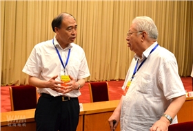 皖南電機(jī)管總與機(jī)械部副部長(zhǎng)陸燕蓀在會(huì)上交流 皖南電機(jī)管總與機(jī)械部副部長(zhǎng)陸燕蓀在會(huì)上交流