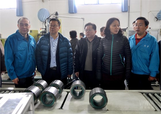 管兵陪同考核組參觀線圈車間自動化流水線 管兵陪同考核組參觀線圈車間自動化流水線