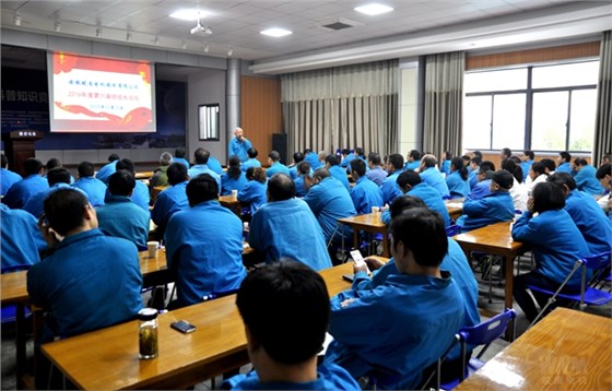 黨委副書記、工會(huì)主席胡夏生主持論壇