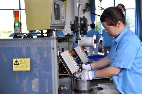 皖南電機(jī)員工在操作自動(dòng)嵌線設(shè)備 皖南電機(jī)員工在操作自動(dòng)嵌線設(shè)備