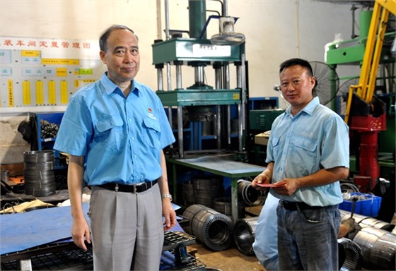 皖南電機(jī)黨委管書(shū)記在壓鑄車間慰問(wèn) 皖南電機(jī)黨委管書(shū)記在壓鑄車間慰問(wèn)