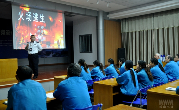 馬教官在講授火場(chǎng)逃生方法 馬教官在講授火場(chǎng)逃生方法