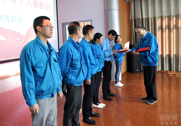 黨委書記、副董事長管兵為先進(jìn)集體頒獎(jiǎng)