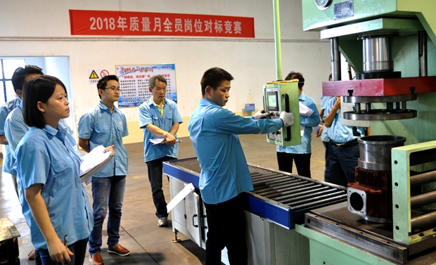 對(duì)標(biāo)競賽員工操作一絲不茍 對(duì)標(biāo)競賽員工操作一絲不茍