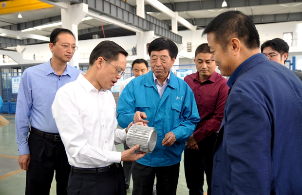 董事長(zhǎng)陳根喜陪同縣委書(shū)記耿鵬在車(chē)間參觀(guān) 董事長(zhǎng)陳根喜陪同縣委書(shū)記耿鵬在車(chē)間參觀(guān)