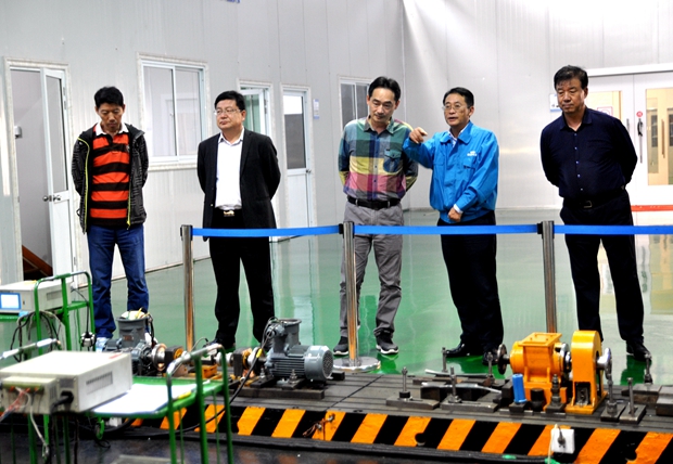 總經(jīng)理陳學(xué)鋒陪同來(lái)賓參觀 總經(jīng)理陳學(xué)鋒陪同來(lái)賓參觀