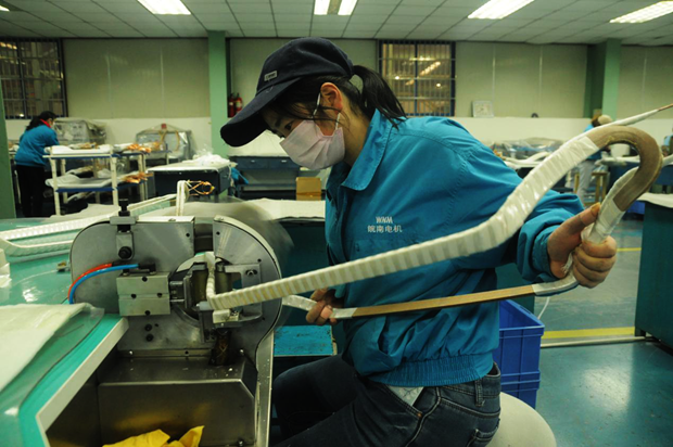 威能公司線(xiàn)圈車(chē)間高壓線(xiàn)圈組正在進(jìn)行成型線(xiàn)圈的機(jī)包作業(yè) 威能公司線(xiàn)圈車(chē)間高壓線(xiàn)圈組正在進(jìn)行成型線(xiàn)圈的機(jī)包作業(yè)